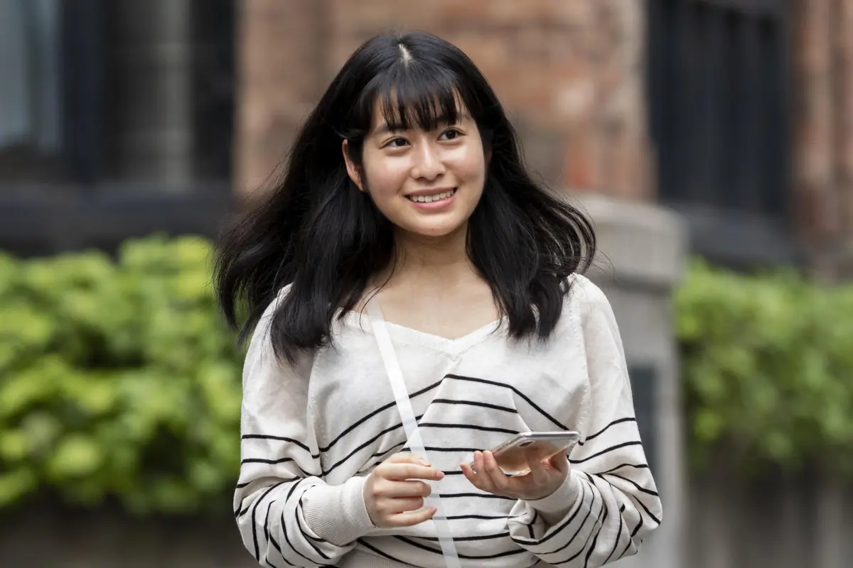 wanita agustus santai senyum