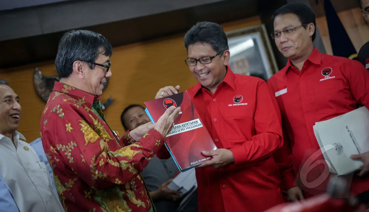 Menkumham Yasonna Laoly menerima kedatangan Hasto Kristianto di Kantor Kemenkumham, Jakarta, Rabu (6/5/2015). Kedatangan Hasto untuk menyerahkan susunan Kepengurusan DPP PDIP periode 2015-2020 kepada Menkumham. (Liputan6.com/ Faizal Fanani)