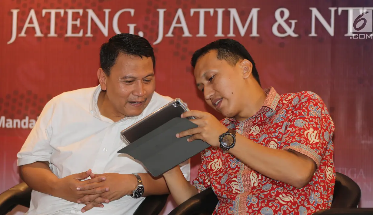 Politisi PKS Mardani Ali Sera (kiri) berbincang dengan Direktur Riset RTK, Rikola Fedri pada survei elektabilitas Cagub dan Cawagub Pilkada 2018 di Jakarta, Jumat, (22/6). (Liputan6.com/Fery Pradolo)