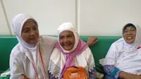 Karsum Litiloli (75) atau Mak Cum pasangan jemaah Mahmud Sopamena (87) di Bandara King Abdulaziz. Nurmayanti/Liputan6.com