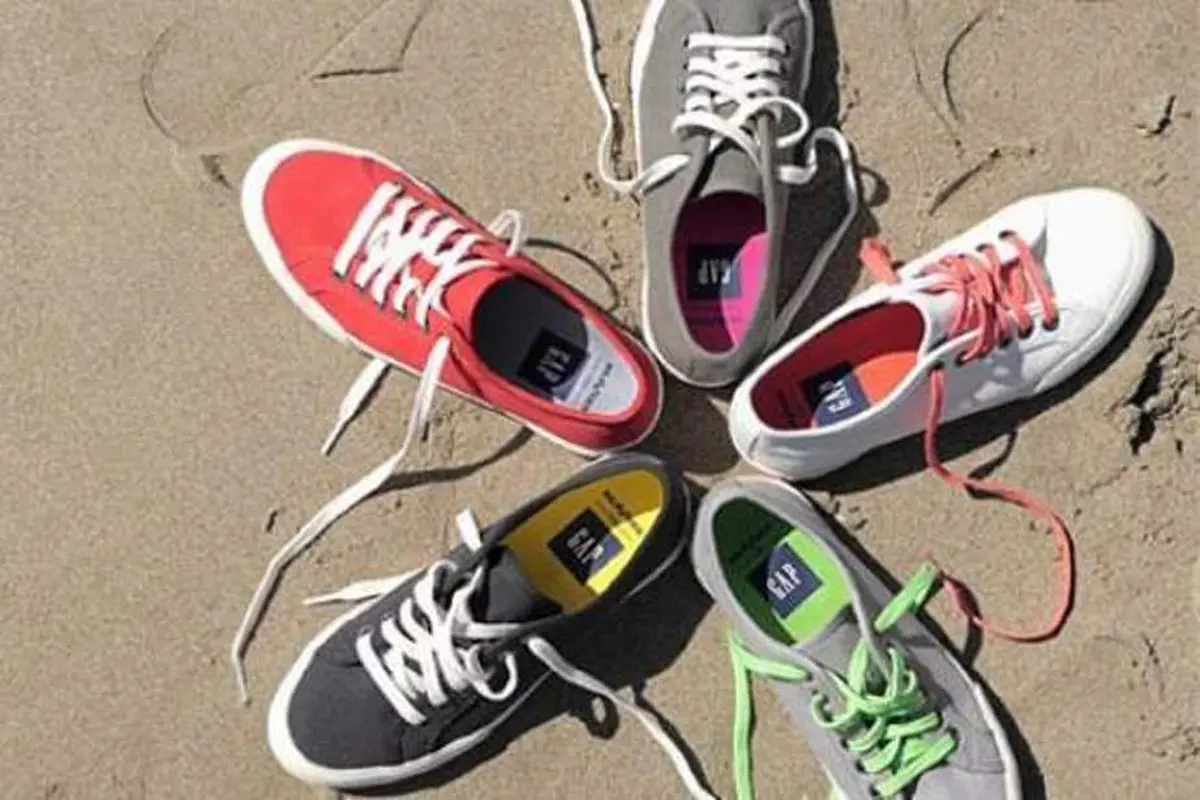 3 Style Tetap Terlihat Manis dengan Sneakers