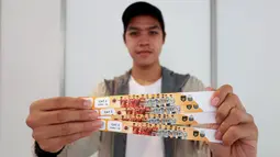 Calon penonton menunjukkan tiket pertandingan FIFA Matchday 2023 antara Timnas Indonesia melawan Argentina di Wisma Serbaguna GBK, Sabtu (17/6/2023). Penukaran tiket masih akan dibuka hingga besok, Minggu (18/6/2023) mulai dari pukul 10.00-17.00 WIB di lokasi yang sama. (Bola.com/M Iqbal Ichsan)