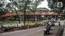 Pengendara motor melintas dekat taman Tebet Eco Garden, Jakarta Selatan, Kamis (3/3/2022). Pembangunan Tebet Eco Garden masuk proses finishing dan akan memiliki fasilitas jembatan penghubung, area bermain anak, community garden, thematic garden, dan sarana olahraga. (merdeka.com/Iqbal S. Nugroho)