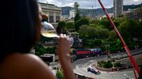 Penonton menyaksikan pembalap Williams asal Spanyol, Carlos Sainz, melaju di Fairmont Hairpin selama sesi latihan kedua untuk Grand Prix Formula Satu Monako di Circuit de Monaco, pada 23 Mei 2025, dua hari sebelum balapan. (Andrej ISAKOVIC/AFP)