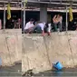 Aksi heroik empat pelajar SMA menolong kucing yang jatuh ke sungai ini bikin salut warganet. (Sumber: TikTok/@gurumultimarketing)