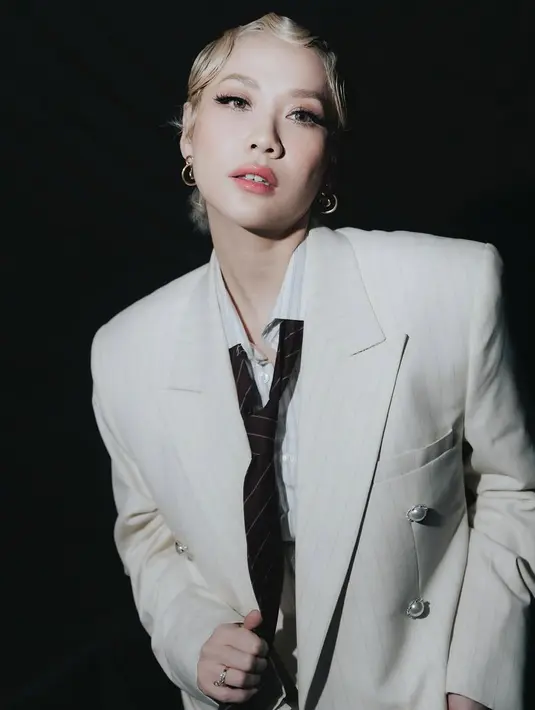 Sejak memiliki rambut bondol pirang, Bunga Citra Lestari makin eksploratif dalam berbusana [@itsmebcl]
