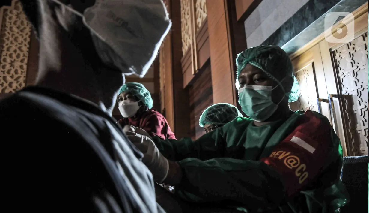 Petugas menyuntikkan vaksin COVID-19 kepada warga saat pelaksanaan vaksinasi di Jakarta Islamic Center, Koja, Jakarta Utara, Selasa (7/9/2021). Situs covid-19.go.id mencatat, vaksinasi COVID-19 di Indonesia mencapai 32,1 persen dari total jumlah sasaran 208 juta jiwa. (merdeka.com/Iqbal S. Nugroho)