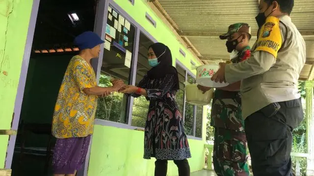 Polisi di Pacitan mendampingi warga yang memproduksi minyak kelapa yang sebagiannya dibagikan gratis untuk masyarakat miskin. (Foto: Polres Tuban)
