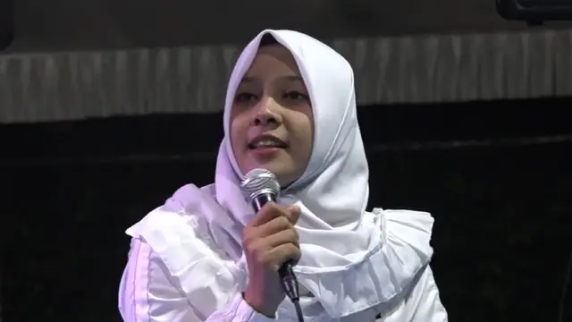 Bu Guru Elsa yang memiliki paras rupawan(Tangkap Layar YouTube Wilis TV / Khazim Mahrur)