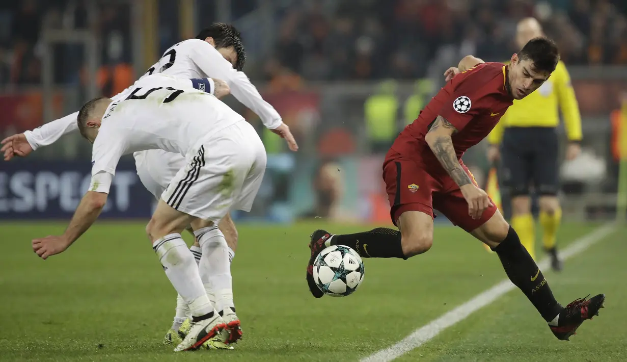 Striker AS Roma, Diego Perotti, berebut bola dengan bek Qarabag, Maksim Medvedev, pada laga Liga Champions di Stadion Olimpico, Roma, Rabu (6/12/2017). AS Roma Menang 1-0 atas Qarabag. (AP/Alessandra Tarantino)