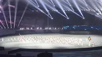 Sebanyak 100 pesilat dari IPSI DKI Jakarta tampil sebagai pembuka dalam rangkaian acara closing ceremony Asian Games 2018, di Stadion Utama Gelora Bung Karno, Jakarta, Minggu (2/9/2018). (Bola.com/Wiwig Prayugi)