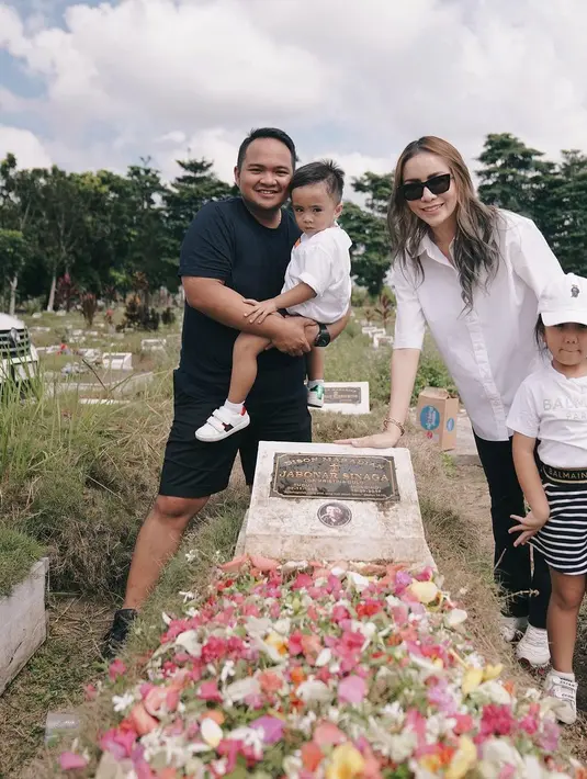 Berbeda dengan Momo yang hidup mewah di Malang, sedangkan sang ibunda tetap memilih hidup sederhana di Pekanbaru. "Mama nya pake sendal swalow saking sederhana nya kak," tulis ida.bagoes. [Instagram/therealmomogeisha]