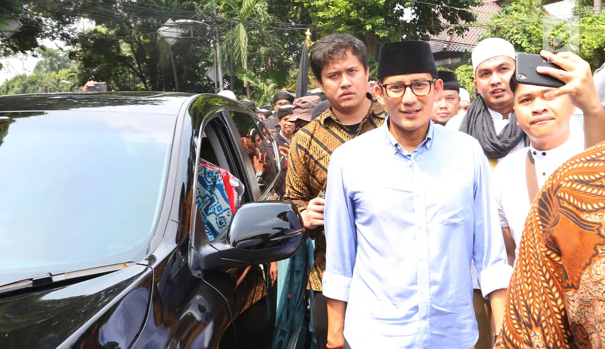 Bakal Calon Wakil Presiden, Sandiaga Uno berjalan kaki menuju kantor KPU dari Masjid Sunda Kelapa, Jakarta, Jumat (10/8). Sandiaga menyusul Prabowo Subianto menuju KPU untuk mendaftarkan diri sebagai pasangan capres-cawapres (Liputan6.com/Herman Zakharia)