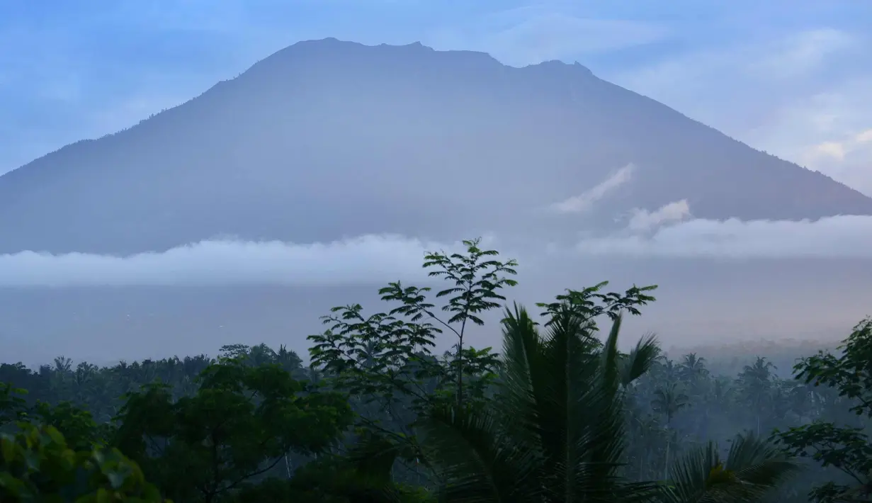 Pemandangan Gunung Agung dari Karangasem di pulau resor Bali, Indonesia (24/9). Gunung Agung adalah satu dari sekian banyak gunung berapi di Indonesia dan wilayah Cincin Api yang mengelilingi Pasifik dan samudera timur India. (AFP Photo/Sonny Tumbelaka)
