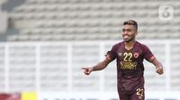 Pemain depan PSM Makassar, Yakob Sayuri merayakan gol yang dicetaknya ke gawang Shan United FC pada laga lanjutan Grup H Piala AFC 2020 di Stadion Madya Gelora Bung Karno, Jakarta, Rabu (26/2/2020). PSM Makassar unggul 3-1. (Liputan6.com/Helmi Fithriansyah)