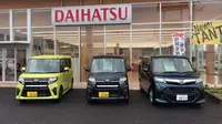 Daihatsu Tanto (tengah) dilengkapi fitur sekelas mobil mewah. (Septian / Liputan6.com)