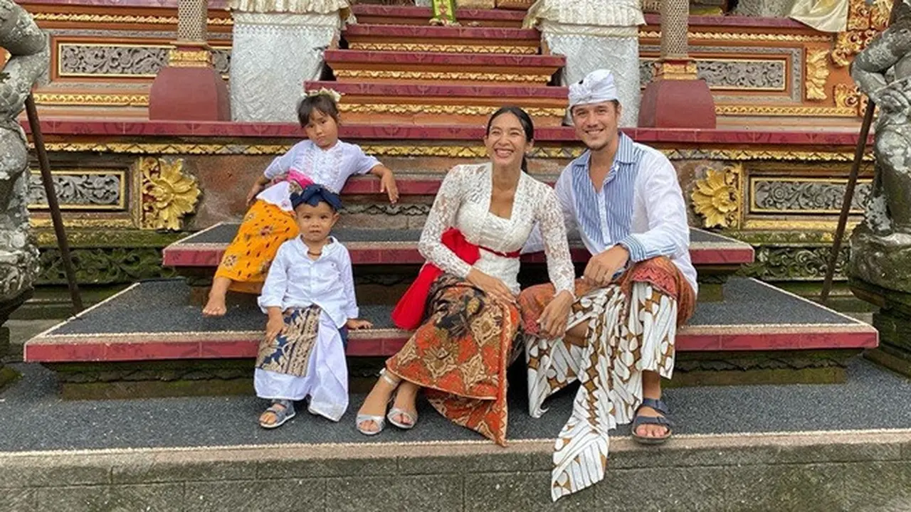 Jarang Tersorot, Ini 7 Potret Hangat Keluarga Kecil Happy Salma