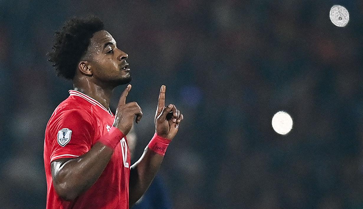 <p>Pemain naturalisasi baru Vietnam, Nguyen Xuan Son melakukan selebrasi setelah mencetak gol ke gawang Thailand dalam laga leg pertama final Piala AFF 2024 yang berlangsung di Viet Tri Stadium, Vietnam, Selasa (02/01/2025) waktu setempat. (AFP/Nhac Nguyen)</p>