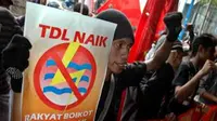 Unjuk rasa massa Front Perjuangan PemudaIndonesia Yogyakarta di depan Kantor PLN Yogyakarta, Jum'at (2/7). Dalam aksinya mereka menyegel kantor PLN sebagai bentuk protes atas kenaikan TDL.(Antara)