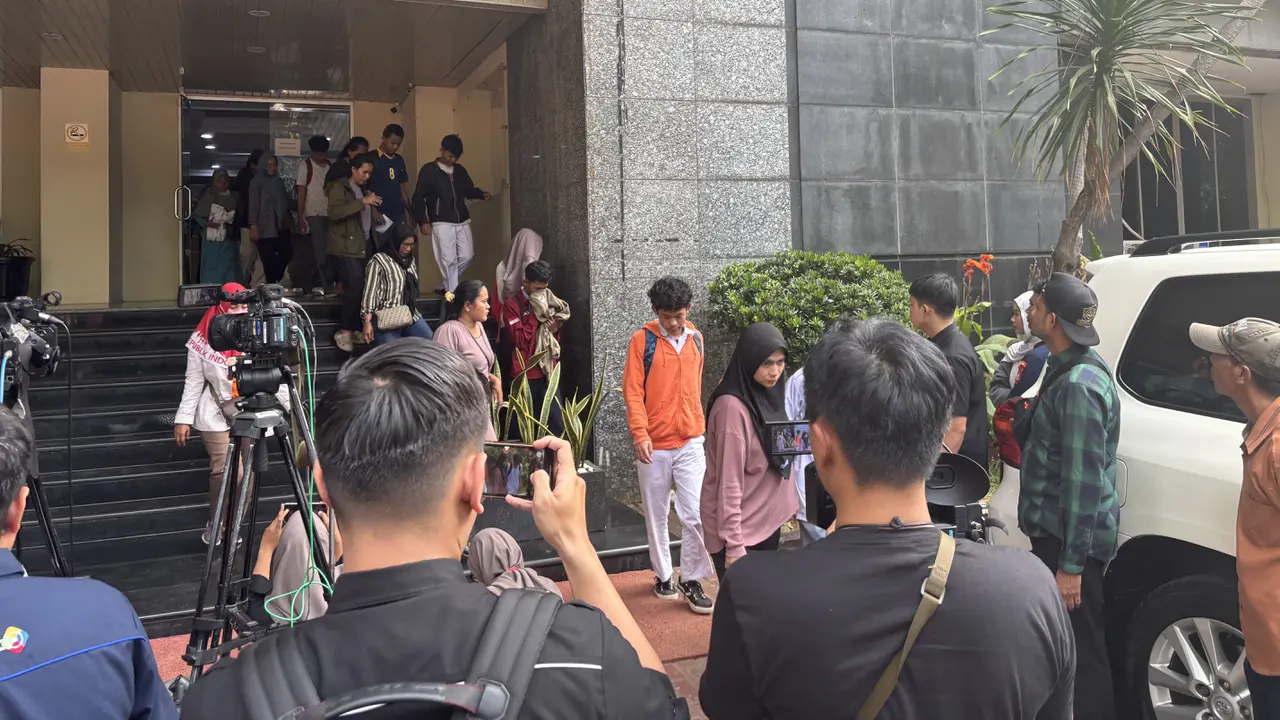 Suasana di Polda Metro Jaya, di mana orang tua maupun pihak keluarga ingin menjemput anak yang ditangkap pihak kepolisian akibat diduga terlibat kericuhan saat demo di DPR.