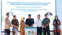 Gubernur Sumatera Selatan, H. Herman Deru (HD) meresmikan infrastruktur jalan penghubung antara Kab. PALI dan Kab. Musi Rawas di Halaman Kantor Camat Bulang Tengah Suku Ulu, Kab. Musi Rawas, Senin (25/9/2023).