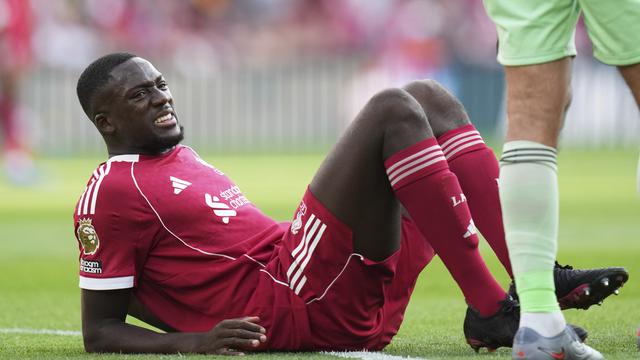 Bek Liverpool, Ibrahima Konate, mengalami cedera di laga lawan Arsenal di Anfield di pekan ketiga Liga Inggris 2025/2026 di Anfield, Minggu (31/08/2025). (AP Photo/Jon Super)