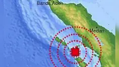 Goncangan gempa yang sangat kuat membuat banyak warga yang berlarian ke luar rumah dan berusaha mencari tempat yang lebih tinggi.