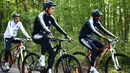 Pemain Prancis, Antoine Griezmann dan Ousmane Dembele, bersepeda di sekitar markas latihan di Clairefontaine, Rabu (23/5/2018). Bersepeda merupakan salah satu menu latihan untuk meningkatan kebugaran jelang Piala Dunia 2018. (AFP/Franck Fife)