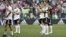 Para pemain Jerman tampak lesuh menyapa suporter usai dikalahkan Meksiko pada laga Grup F Piala Dunia di Stadion Luzhniki, Moskow, Minggu (17/6/2018). Jerman kalah 0-1 dari Meksiko. (AP/Matthias Schrader)