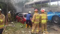 Bus Transjabodetabek dan satu mini bus berwarna merah yang terparkir di jalan Kuningan Barat, Mampang Prapatan, Jakarta Selatan terbakar pada siang hari ini.
