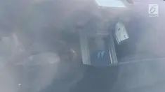 Foto jenazah pendiri Matahari Departement Store, Hari Darmawan terlihat di dalam mobil usai disemayamkan di rumah duka Sinar Kasih, Bogor, Jawa Barat, (10/3). Jenazah Hari dibawa ke bandara soetta untuk di terbangkan ke bali. (Liputan6.com/Angga Yuniar)