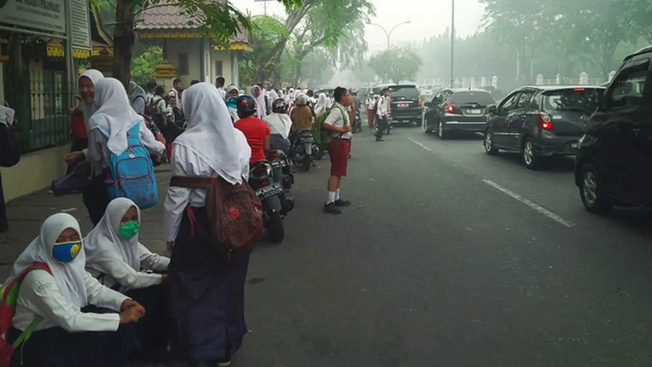 Pelajar di Riau dipulangkan dari sekolah karena kabut asap dari kebakaran hutan dan lahan membahayakan kesehatan