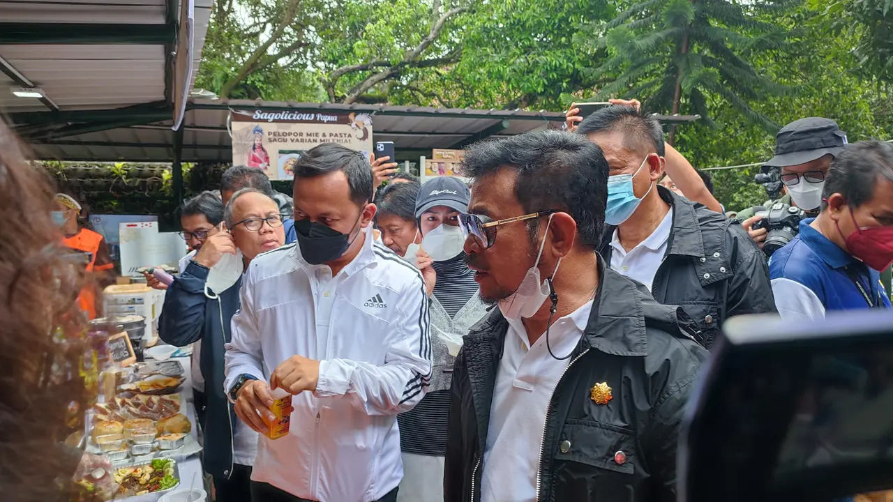 Caption: Menteri Pertanian Syahrul Yasin Limpo didampingi Wali Kota Bogor Bima Arya saat mengunjungi stand Agro Inovasi Fair 2021 di Balai Pengelola Alih Tehnologi Pertanian, Kota Bogor, Minggu (7/11/2021). Foto: Ahmad Sudarno