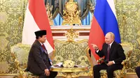 Menteri Pertahanan sekaligus presiden Indonesia terpilih Prabowo Subianto bertemu Presiden Rusia, Vladimir Putin di Moskow, Rusia, Rabu (31/7/224). (Tim News).