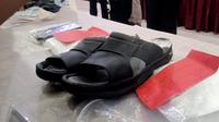 Barang bukti sandal yang digunakan untuk percobaan penyelundupan sabu dari Malaysia ke Madura. (Foto: Liputan6.com/Ajang Nurdin)