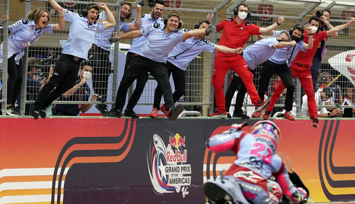Enea Bastianini (23) merayakan kemenangan bersama timnya saat memenangkan balapan MotoGP Amerika Serikat di Circuit of the Americas, Austin, Texas, Amerika Serikat, 10 April 2022. Enea Bastianini juara satu, Alex Rins juara dua, dan Jack Miller juara tiga. (AP Photo/Eric Gay)