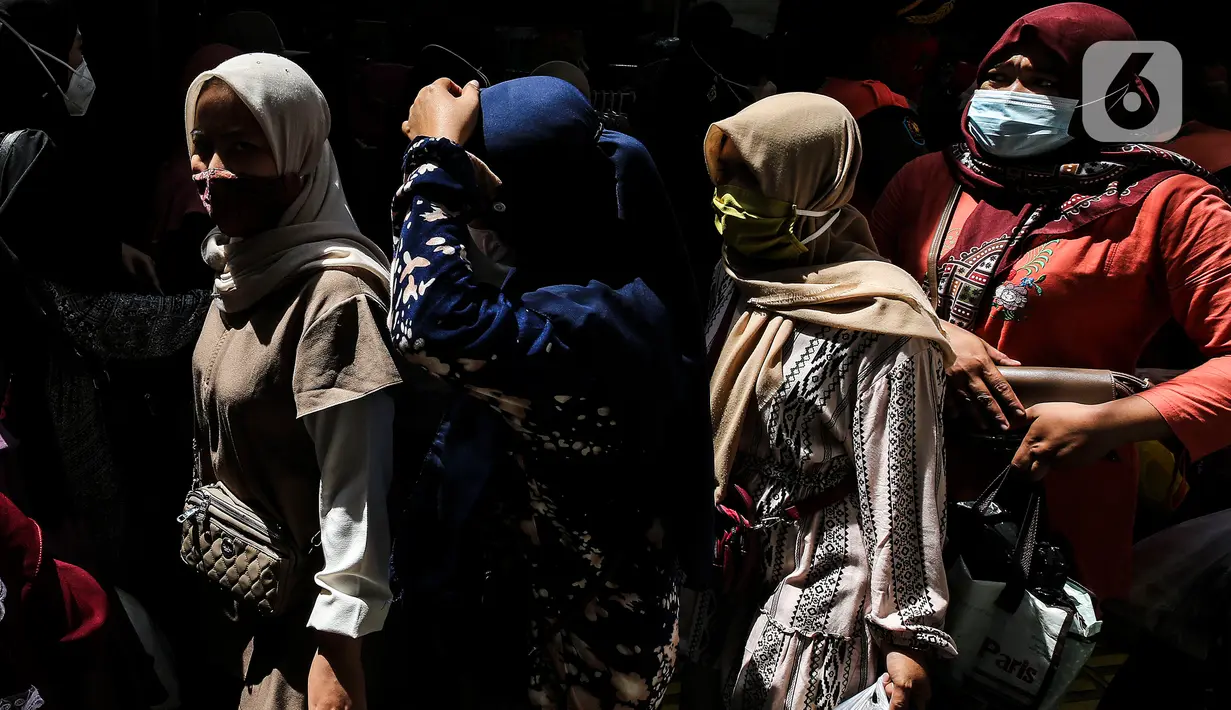 Warga memadati kawasan Pasar Tanah Abang, Jakarta Pusat, Minggu (2/5/2021). Pusat Grosir Pasar Tanah Abang ramai didatangi pengunjung yang berbelanja menjelang Lebaran dengan berdesak-desakan tanpa jaga jarak. (Liputan6.com/Johan Tallo)
