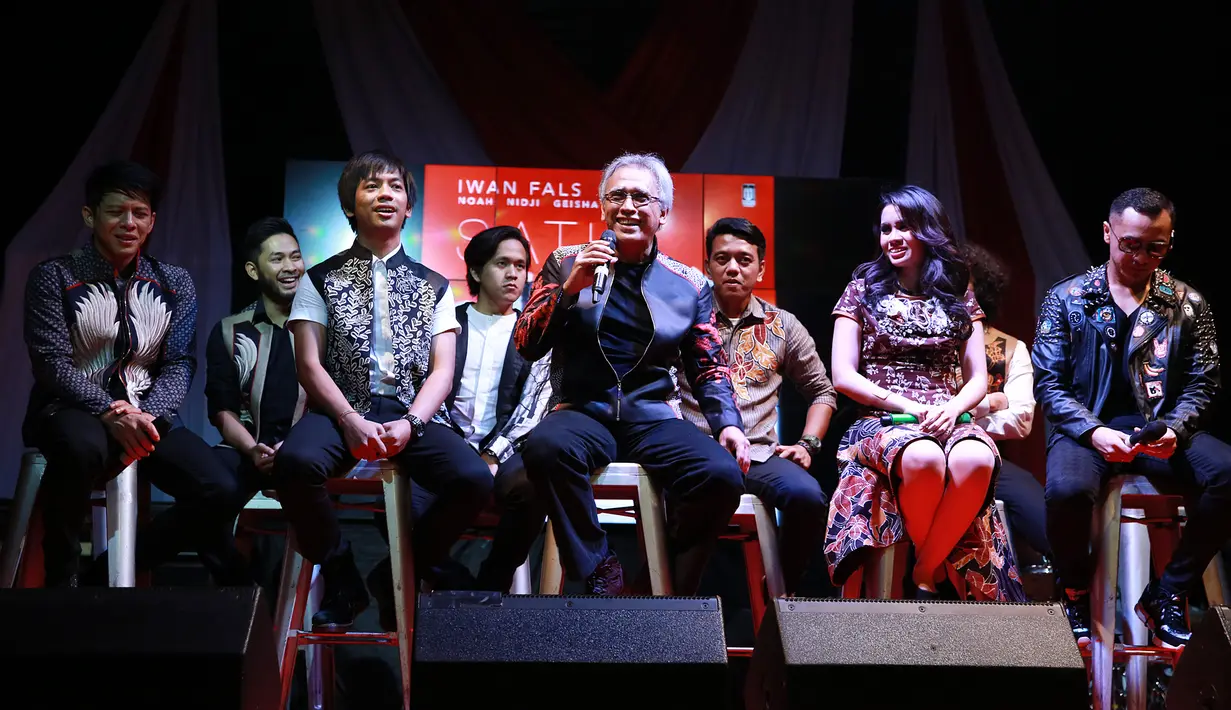 Band-band seperti NOAH, Nidji, D'Masiv dan Geisha mendapat kesempatan untuk berkolaborasi dengan Iwan Fals. Di album 'Satu' ini, Iwan Fals beserta band tersebut menghadirkan 10 lagu, lima diantaranya adalah hits Iwan Fals. (Deki Prayoga/Bintang.com)