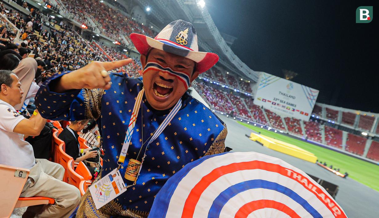 Salah satu orang Thailand menggunakan pakaian khas negaranya pada upacara penutupan SEA Games 2025 yang berlangsung di Rajamangala Stadium, Bangkok, Sabtu (20/12/2025) malam WIB.