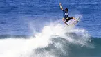 Peselancar Afrika Selatan Jordy Smith mengendarai ombak pada hari pertama Billabong Pipeline Pro di Banzai Pipeline di pantai utara Oahu, Hawaii, pada 1 Februari 2023. Kejuaraan ini berlangsung dari 29 Januari hingga 10 Februari 2023. (AFP/Brian Bielmann)