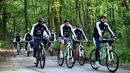 Para pemain Prancis bersepeda di sekitar markas latihan Les Blues di Clairefontaine, Rabu (23/5/2018). Bersepeda merupakan salah satu menu latihan untuk meningkatan kebugaran jelang Piala Dunia 2018. (AFP/Franck Fife)