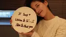 Song Hye Kyo juga memoto Suzy yang berpose dengan bingkisan yang dia berikan. Memperlihatkan keakraban keduanya. (Foto: Instagram/ kyo1122)