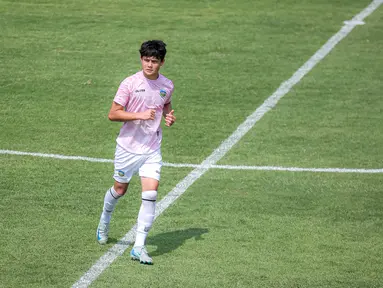 Pemain Timor Leste U-20, Tiago William Torres Lay saat melakukan latihan resmi jelang Kualifikasi Piala Asia U-20 di Lapangan B, SUGBK, Senayan, Jakarta, Selasa (24/09/2024). (Bola.com/Bagaskara Lazuardi)