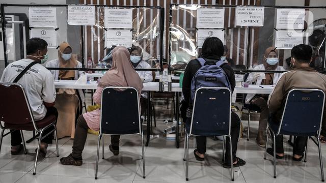 FOTO: Libur Panjang, Antrean Rapid Test Penumpang KAI Melonjak