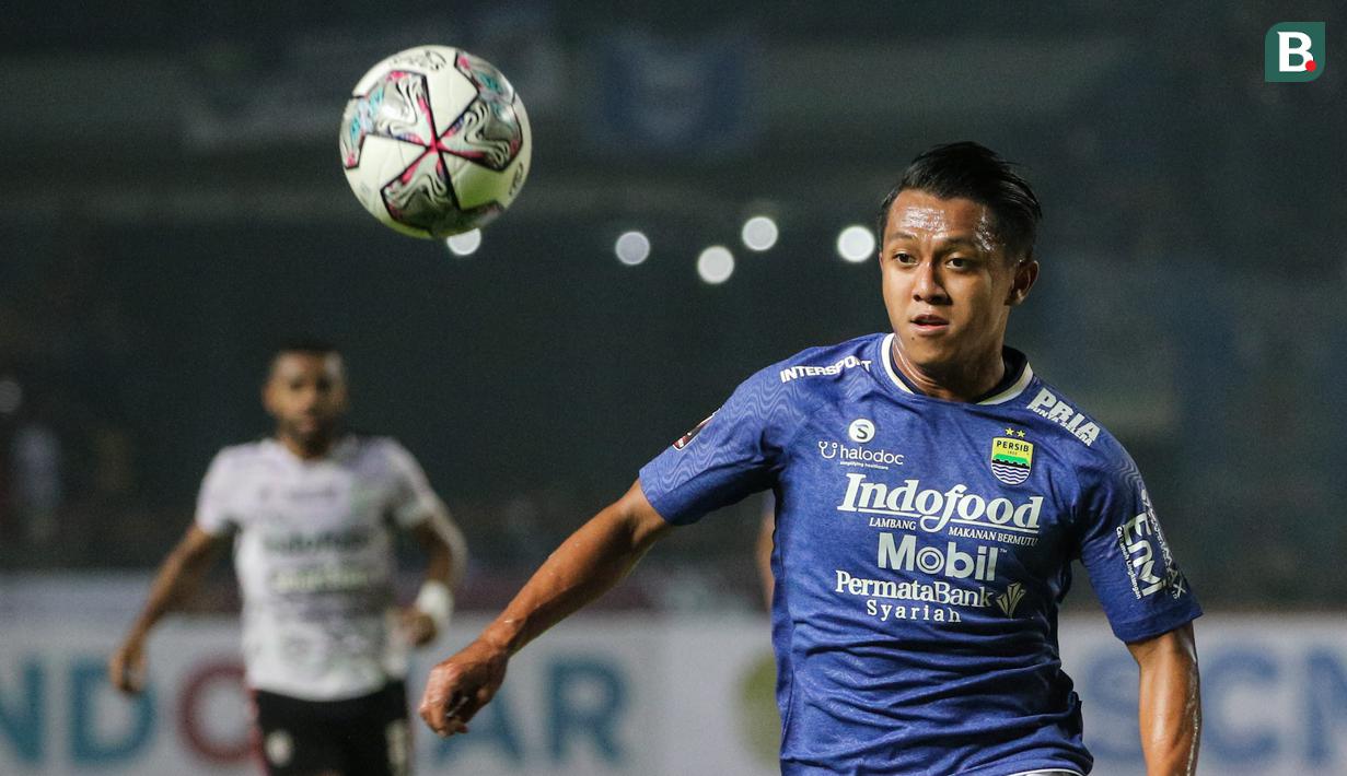 <p>Febri Hariyadi telah menjadi pemain andalan Persib Bandung terhitung lumayan lama. Ia kerap menjadi momok menakutkan di sisi kiri pertahanan lawan. Sebagai sayap kanan, Febri sering kali berkontribusi atas gol Maung Bandung baik lewat akselerasi, umpan terobos, dan umpan silangnya. (Bola.com/Bagaskara Lazuardi)</p>