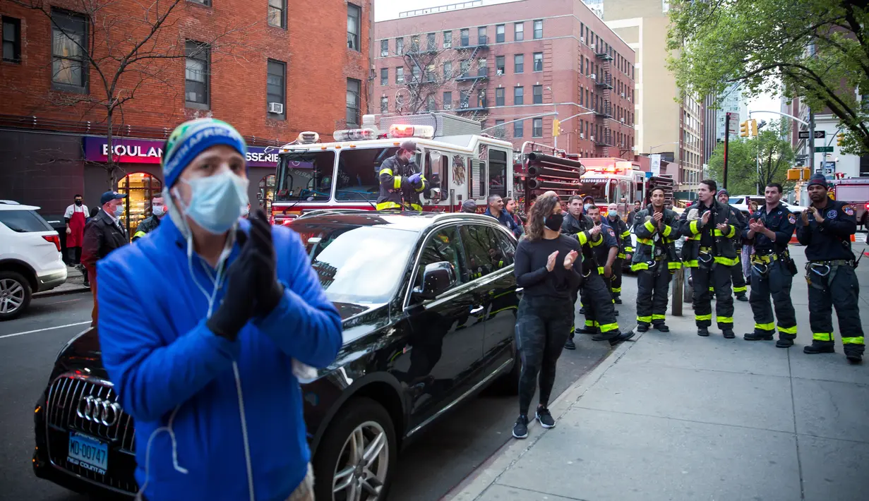 Warga berkumpul di luar rumah sakit mengungkapkan rasa terima kasih dan hormat kepada petugas kesehatan di New York, (16/4/2020). Setiap malam pukul 19.00 waktu setempat, warga bertepuk tangan menyemangati pekerja esensial mendukung dan mengapresiasi selama pandemi COVID-19. (Xinhua/Michael Nagle)