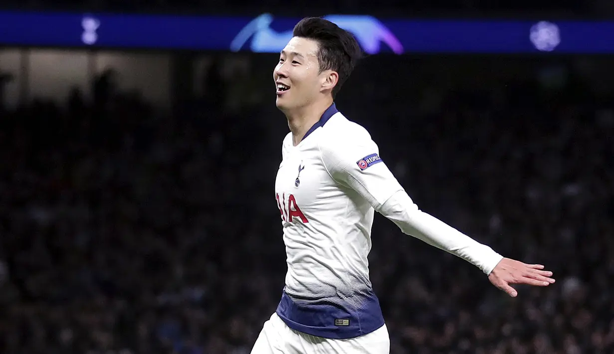 Penyerang Tottenham Hotspur, Son Heung-min, melakukan selebrasi usai membobol gawang Manchester City pada laga Liga Champions di Stadion Tottenham Hotspur, Selasa (9/4). Tottenham menang 1-0 atas City. (AP/Adam Davy)