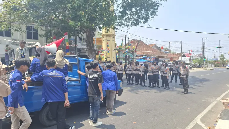 Unjuk rasa Gaspul di depan gerbang Kantor DPRD Lampung. Foto : (Liputan6.com/Ardi).