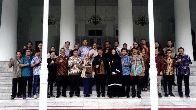 Foto Bersama setelah sesi penandatanganan kesepakatan Bersama di Gedung Utama Kantor Gubernur Provinsi Jawa Barat