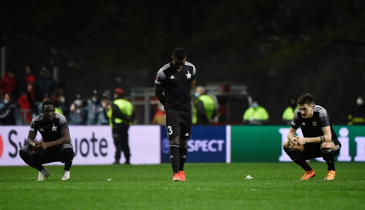 Tiga pemain FC Sheriff tertunduk lesu usai kalah adu penalti dari tuan rumah FC Braga dalam laga leg kedua play-off Liga Europa 2021/2022. Kedua tim saling mngalahkan dengan skor yang sama, 2-0 dalam laga dua leg. FC Sheriff pun gagal lolos ke babak 16 Besar. (AFP/Miguel Riopa)